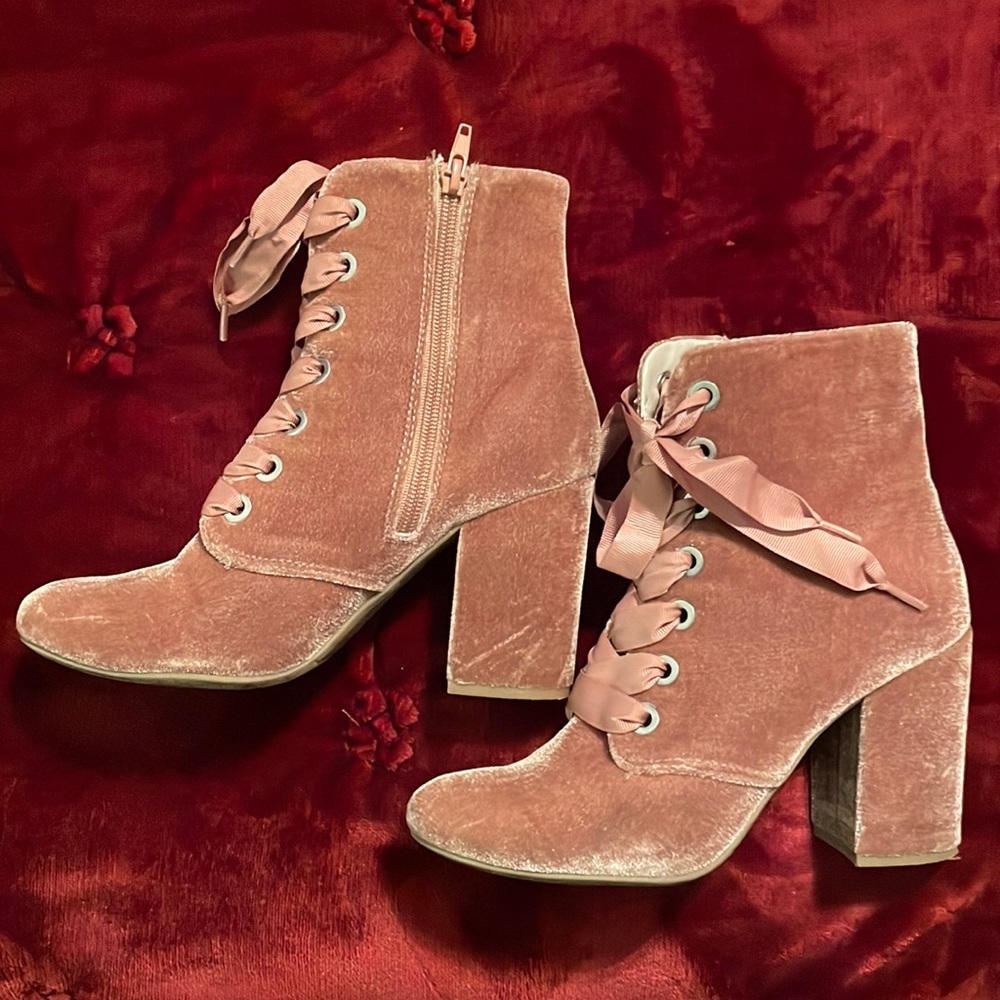 Kenneth Cole Reaction blush Velvet lace up booties